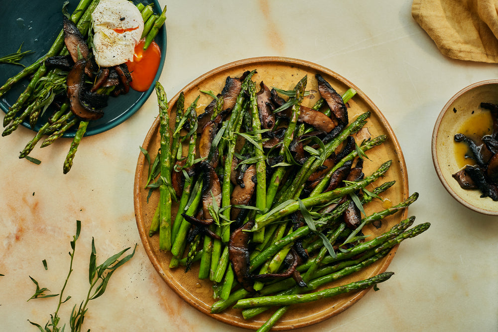 Asparagus with mushrooms and poached egg