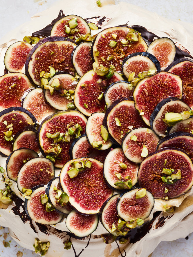 Cinnamon pavlova, praline cream and fresh figs