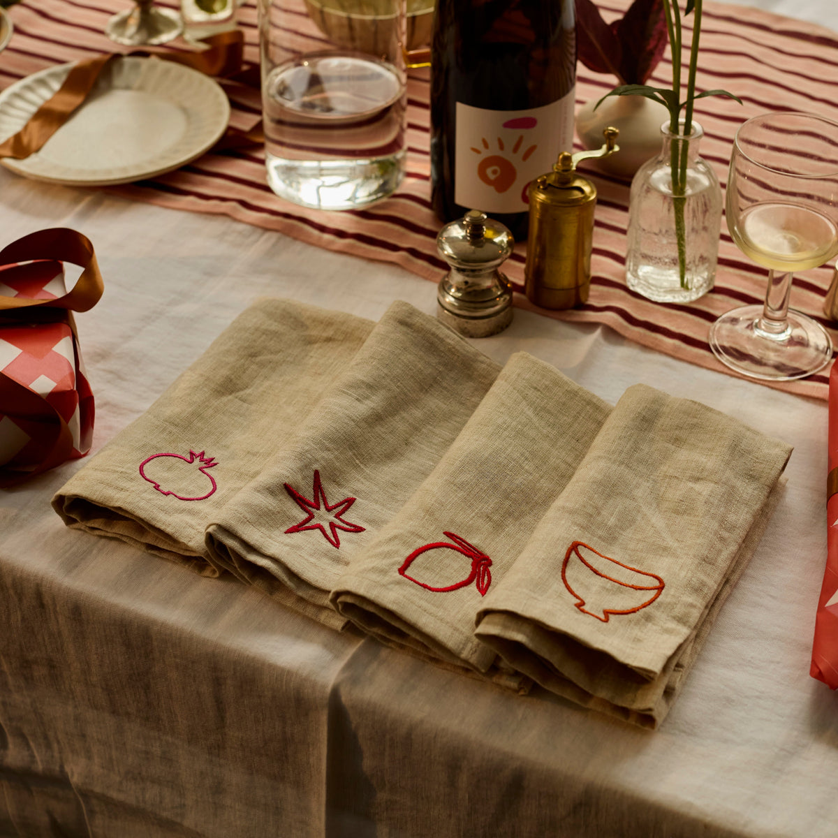 4 set napkins