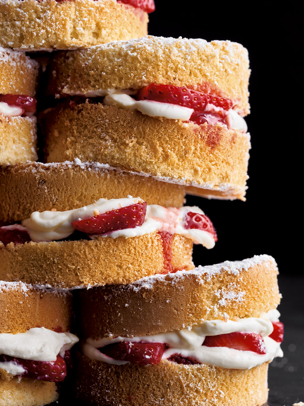 Victoria sponge with strawberries and white chocolate cream